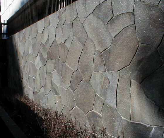 塀　鉄平石
